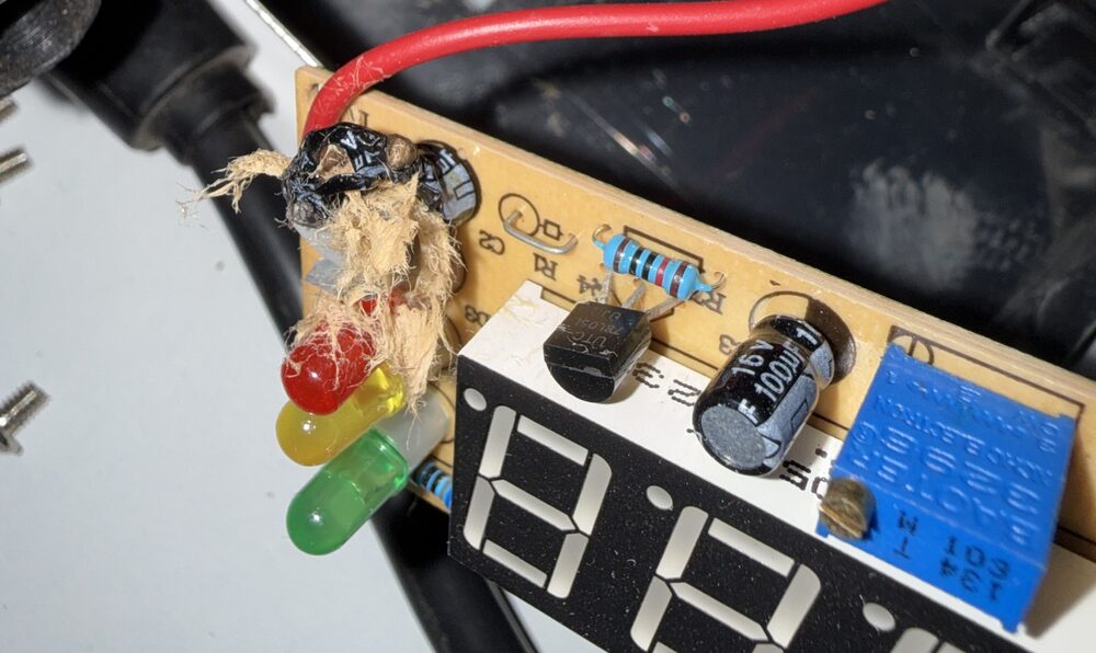 Batterietester mit geplatztem Elektrolytkondensator