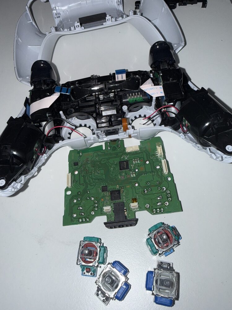 Geöffneter PS5-Controller mit alten und neuen Hall-Effekt-Sticks