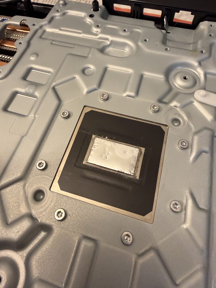 Geöffnete PlayStation 5 mit erneuertem Flüssigmetall auf der APU